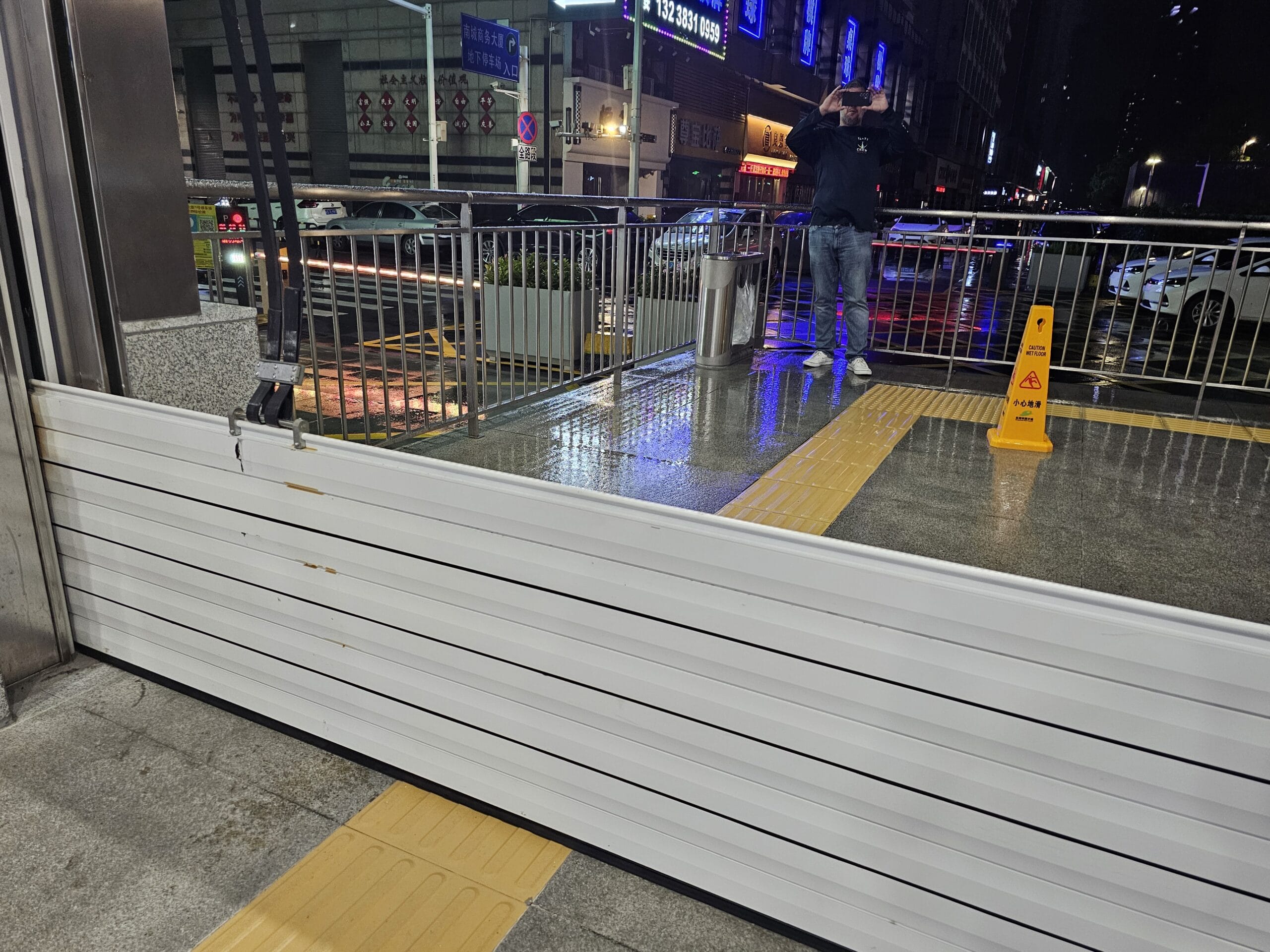 Automatic flood gate